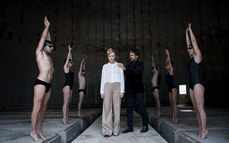 mon-petit-princemia-parastasi-gia-enilikes-me-aniliki-matia