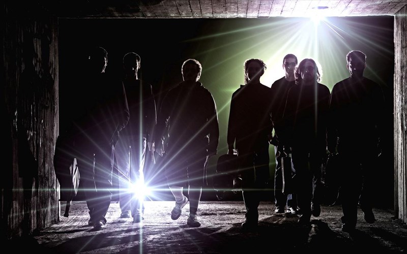 o-thodoris-bazakas-ton-artefacts-ensemble-mas-eksigei-pos-einai-na-sugkatoikeis-me-ton-k-bita