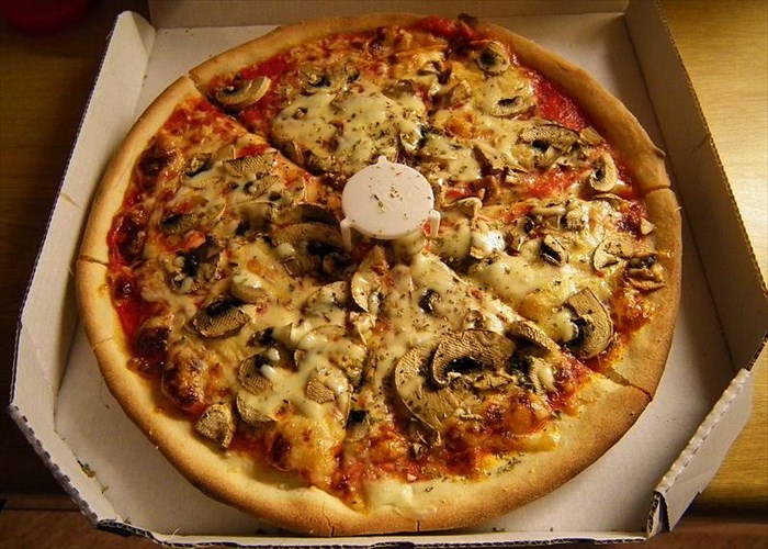 mathete-pou-xrisimeuei-to-plastiko-trapezaki-sto-kentro-tis-pitsas