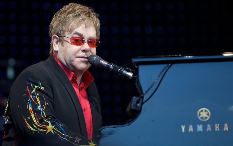 i-treli-zoi-tou-elton-John-suntoma-sta-bibliopoleia