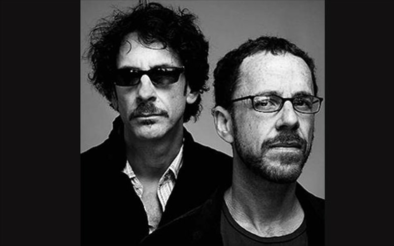 oi-aderfoi-koen-etoimazoun-tainia-gia-to-skoteino-internet