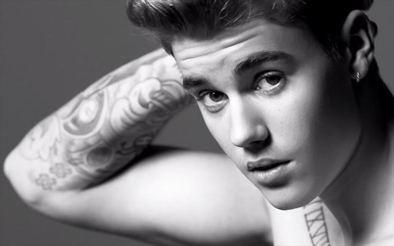 to-xrisimopoiimeno-potiri-tou-Justin-bieber-sto-ebay-gia-65000-lires