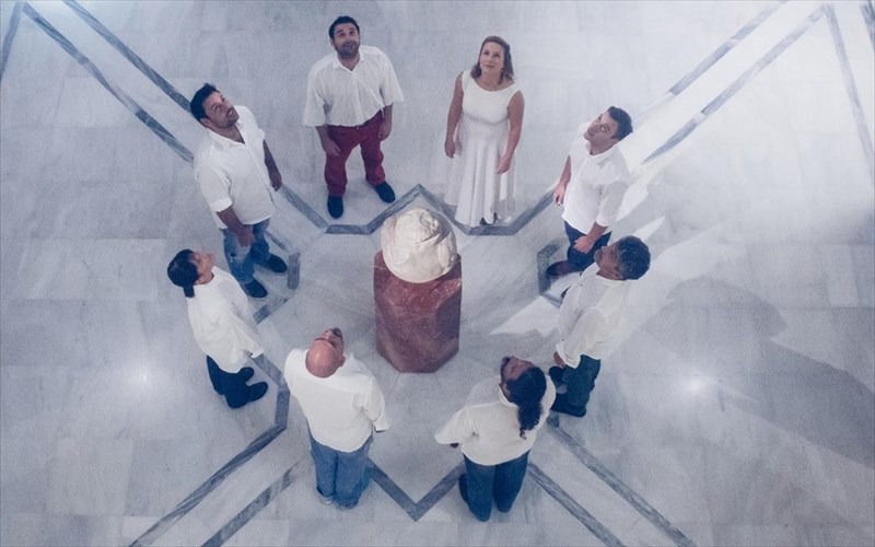 mouseio-mpenaki-kai-ethniko-theatro-dinoun-zoi-sta-mouseiaka-antikeimena