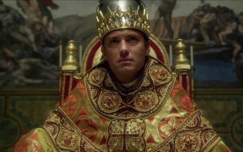 to-the-young-pope-einai-tileorasi-upsilou-epipedou-me-ton-kalutero-tzount-lo-edo-kai-xronia