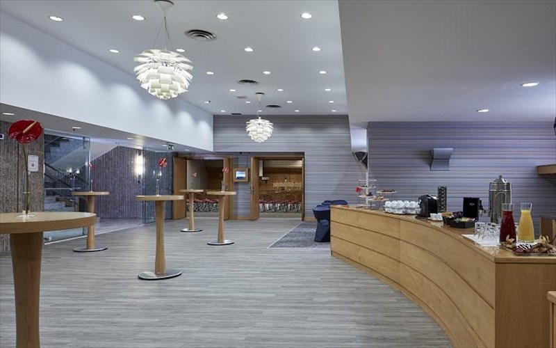 to-novotel-athinon-ananeothike-kai-apogeiose-tin-empeiria-filoksenias