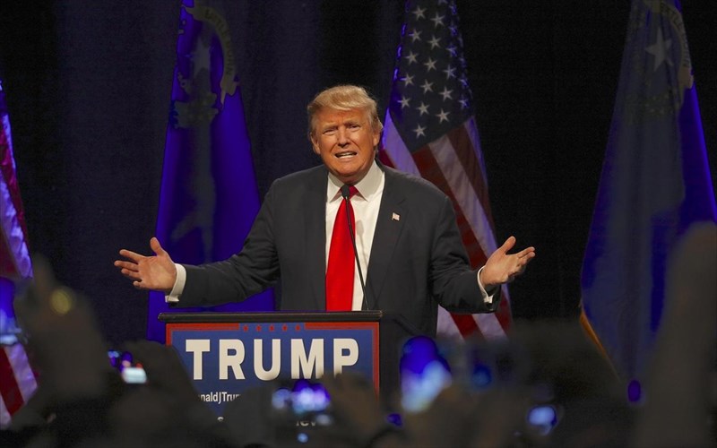 the-strokes-o-trump-tha-einai-paragogos-ston-epomeno-mas-disko