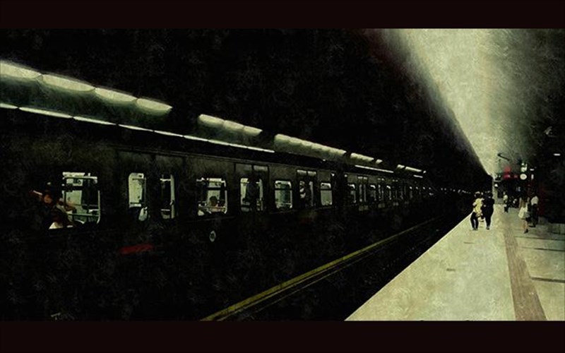 astikes-periplaniseis-stous-stathmous-tou-metro-me-tis-fotografies-enos-arxitektona
