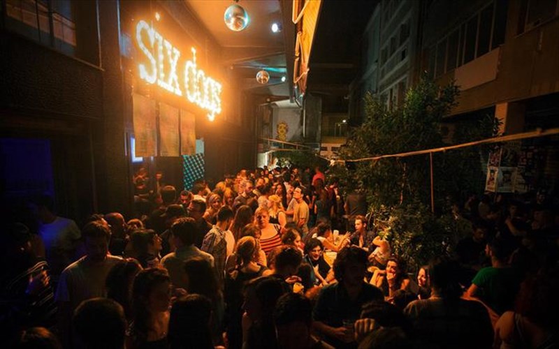 kati-ginetai-paraskeui-kai-sabbato-sto-six-dogs