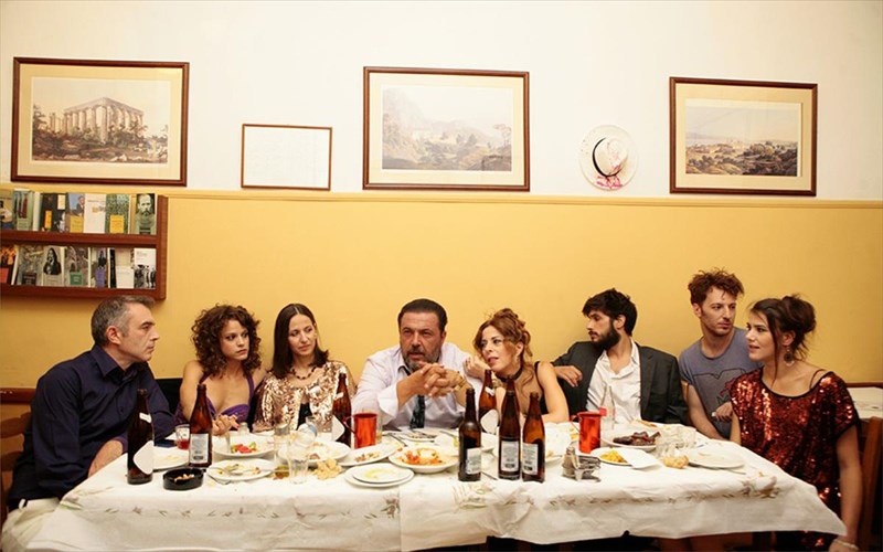 kritiki-sto-mikroskopio-me-dosi-uperbolis-oi-sugxronoi-dieftharmenoi-neoploutoi