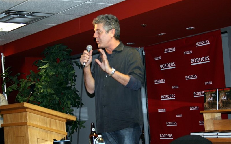 o-anthony-bourdain-ksesikonei-tous-latreis-tis-mpiras