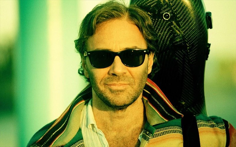 enas-korufaios-kitharistas-proseggizei-tous-beatles-sto-gazarte