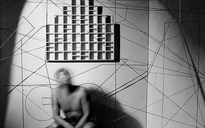 the-room-fotografizontas-ton-anthropo-mesa-se-treis-toixous