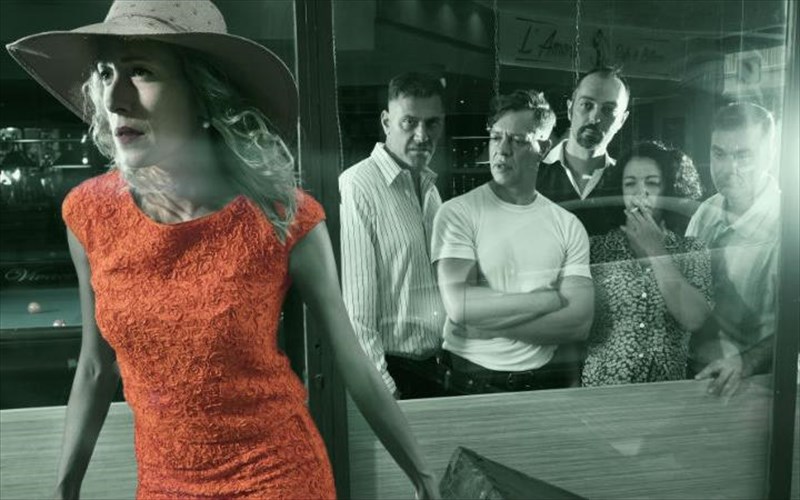 kritiki-leoforeion-o-pothos-me-realistiki-proseggisi-tis-mplans-kai-tis-epoxis-pothos-me-realistiki-proseggisi-tis-mplans-kai-tis-epoxis