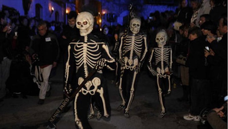 ta-pio-perierga-pasxalina-ethima-ana-ton-kosmo