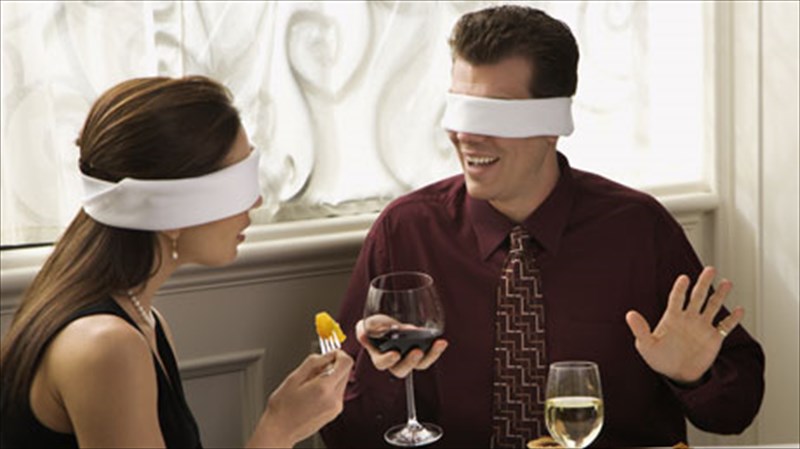 deipno-sto-apoluto-skotadi-eseis-tha-tolmousate