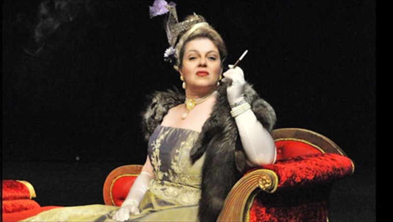 i-mantam-sousou-epistrefei-stin-athina