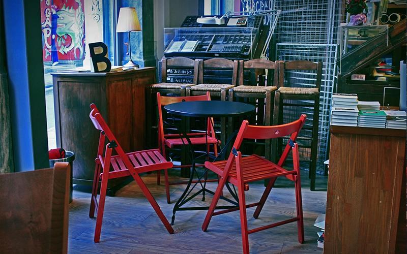 auta-ta-kafe-tis-polis-agapane-ta-biblia-kai-osous-ta-agapoun