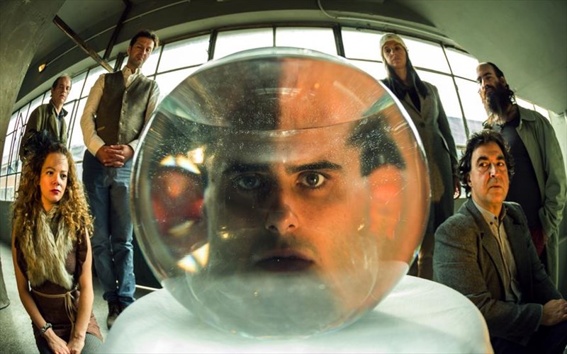 mia-poiitiki-parastasi-me-pigaio-xioumor-sto-theatro-porta