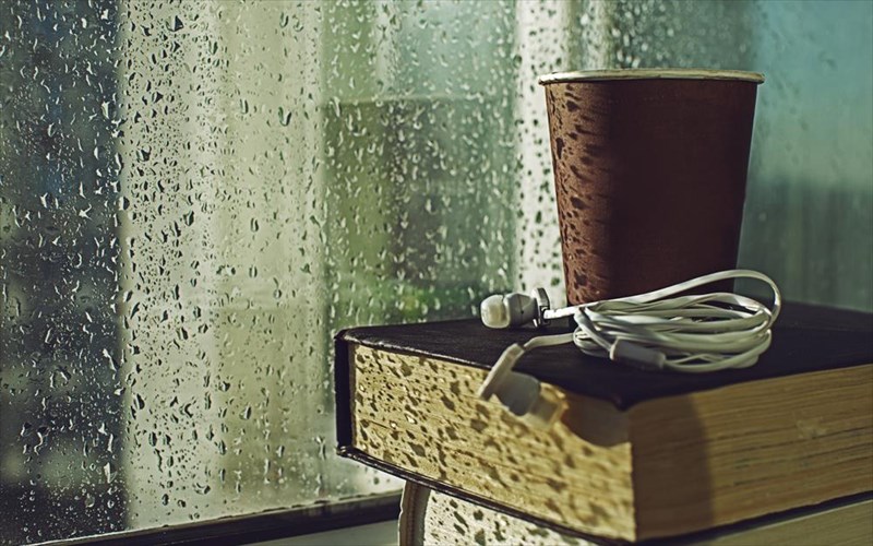 deka-biblia-ksenon-suggrafeon-pou-tairiazoun-ston-xeimona