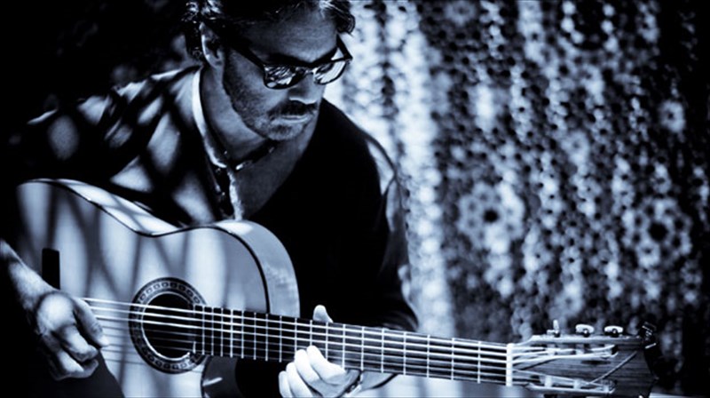 o-thrulos-tis-kitharas-gia-duo-bradies-sto-gazarte