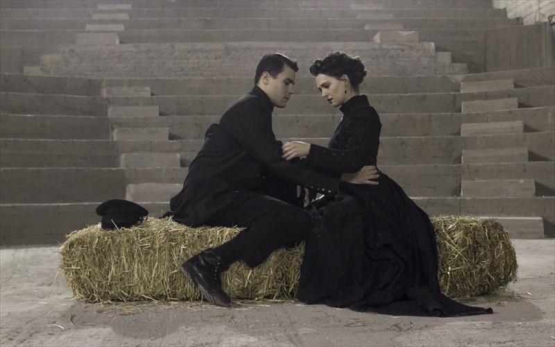 tsex-off-oi-treis-adelfes-mesa-apo-mia-entelos-autonomi-dramatourgiki-sunthesi