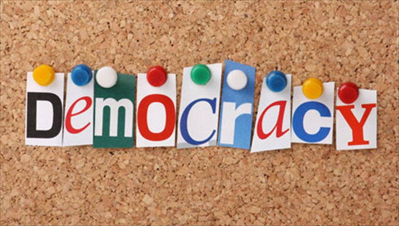 dimokratia-einai-oikonomika-biosimi