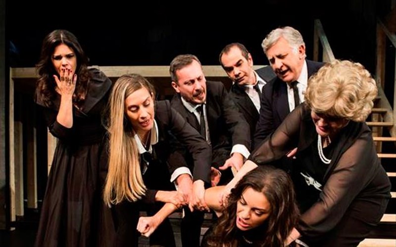 aroma-augoustou-stin-xeimerini-athina-sto-theatro-dimitris-xorn