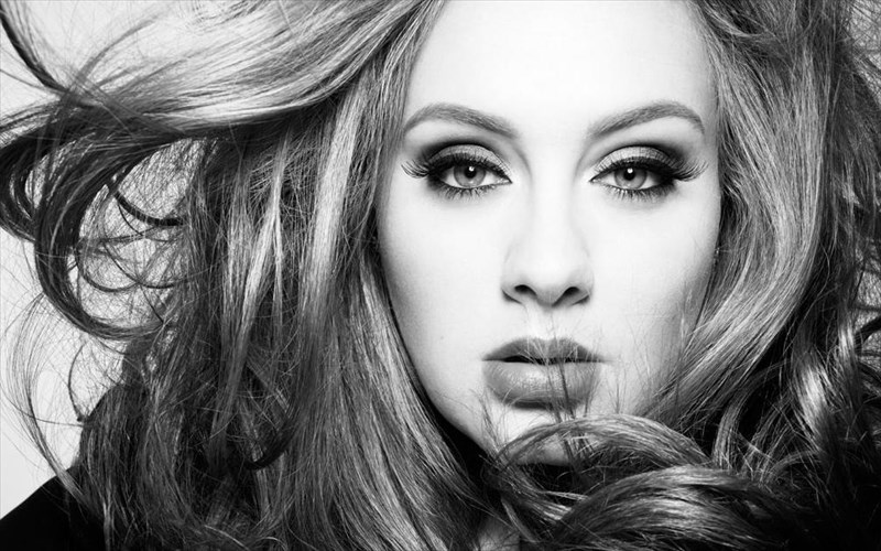 mia-teleios-diaforetiki-ermineia-tou-videoclip-hello