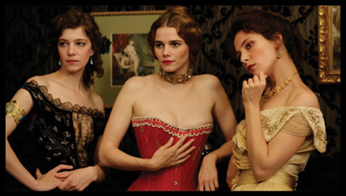 stin-kleidarotrupa-tou-parisiou-tis-belle-epoch