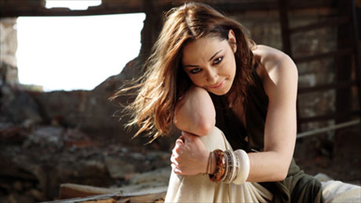 i-melina-aslanidou-se-palia-kai-nea-mousika-monopatia