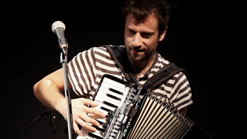 o-kostis-marabegias-stin-kentriki-skini-tou-staurou-tou-notou