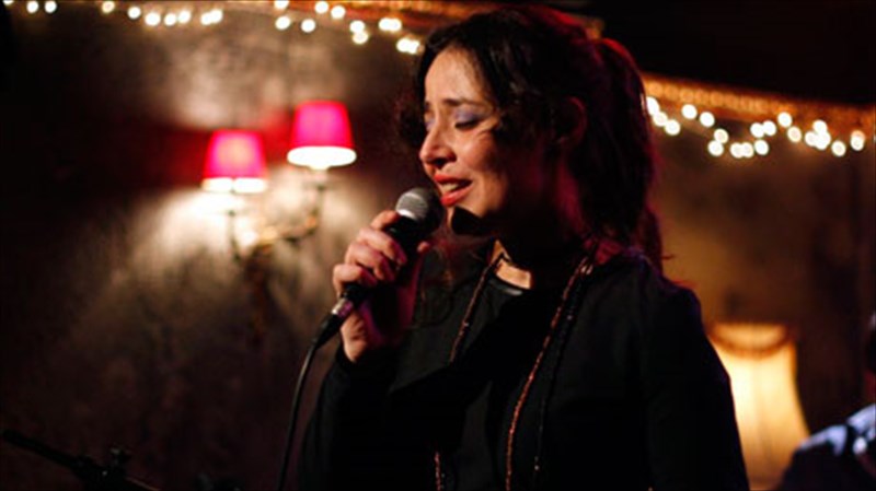 fenia-papadodima-kai-mono-sti-thea-tou-adieksodou-mporei-kaneis-na-ksupnisei-kai-na-analogistei