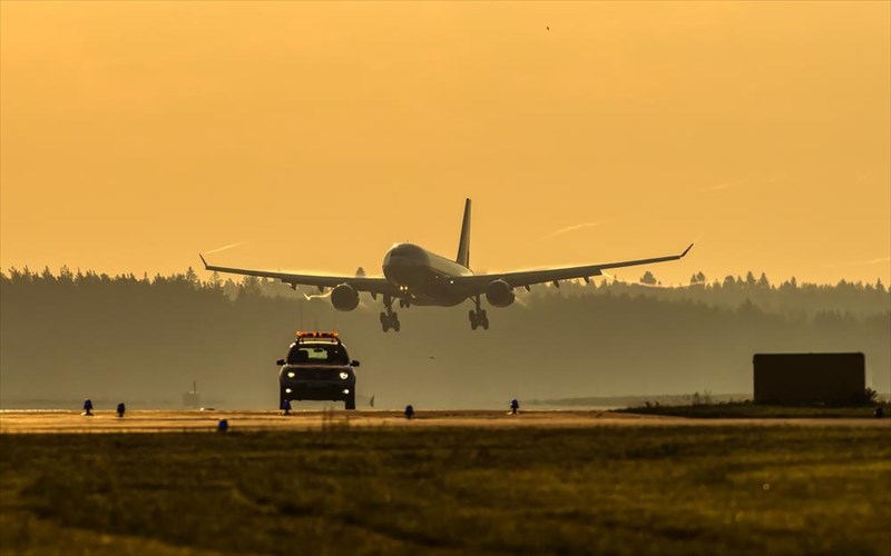 ti-mporei-na-sumbei-se-ena-autokinito-parkarismeno-piso-apo-aeroplano-pou-etoimazetai-na-apogeiothei