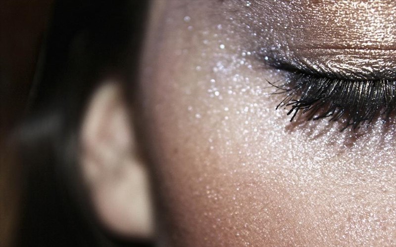 oti-lampei-stin-omorfia-einai-glitter