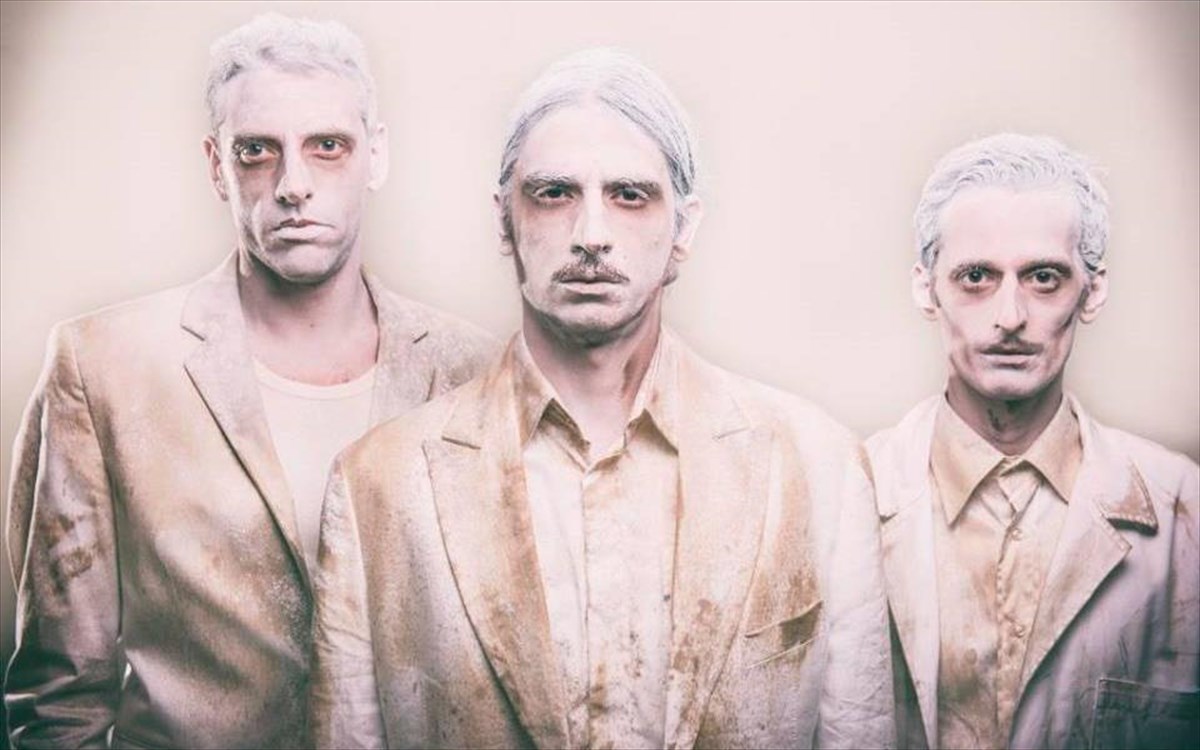 treis-adeies-karekles