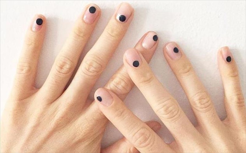 i-texni-tou-manikiour-anazita-gkaleri-gia-ekthesi