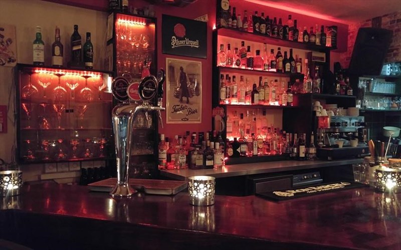 ena-live-opos-tairiazei-stis-giortes-sto-wild-cherry