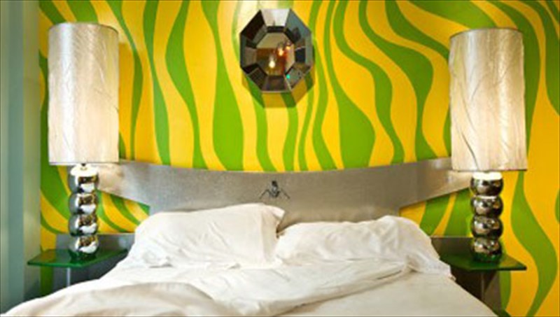 pelikan-hotel-to-pio-ekkentriko-ksenodoxeio-sto-maiami