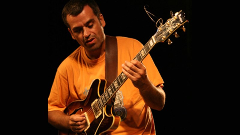 Jazz-mousikoi-sunduasmoi-apo-enan-kataksiomeno-ellina-mousiko