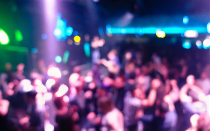 se-auta-ta-mpar-tis-athinas-o-kosmos-akomi-xoreuei-kosmos-akomi-xoreuei