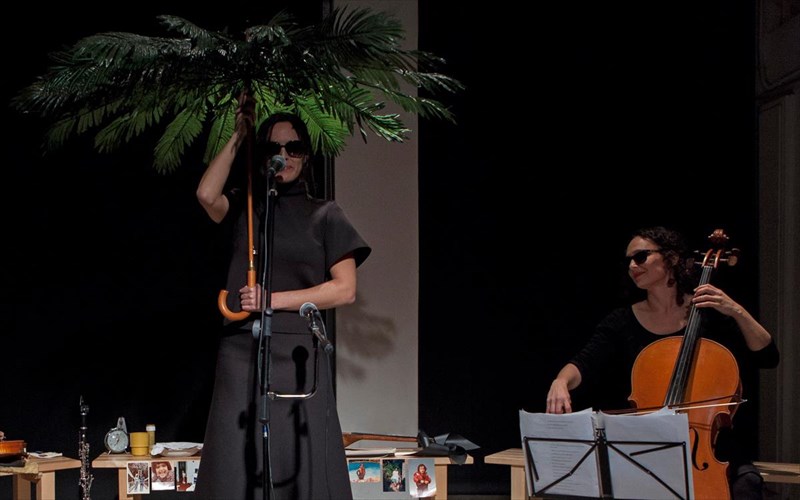 protes-fotografies-apo-ta-daneika-papoutsia-tis-xristinas-maksouri