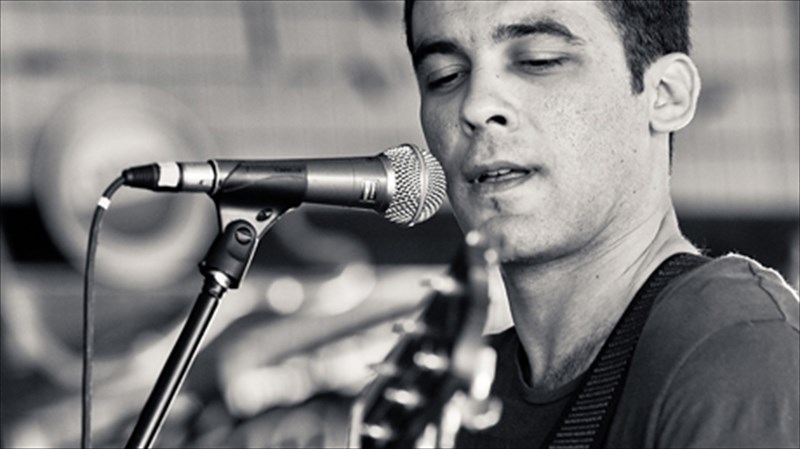 o-apostolos-rizos-bazei-ti-gunaika-ston-purina