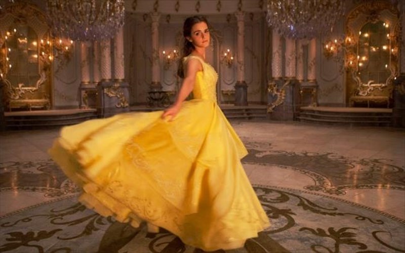 i-emma-watson-tragouda-stin-pentamorfi-kai-to-teras