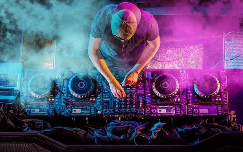 oi-giortes-teleiosan-ta-parti-tis-polis-tora-ksekinane