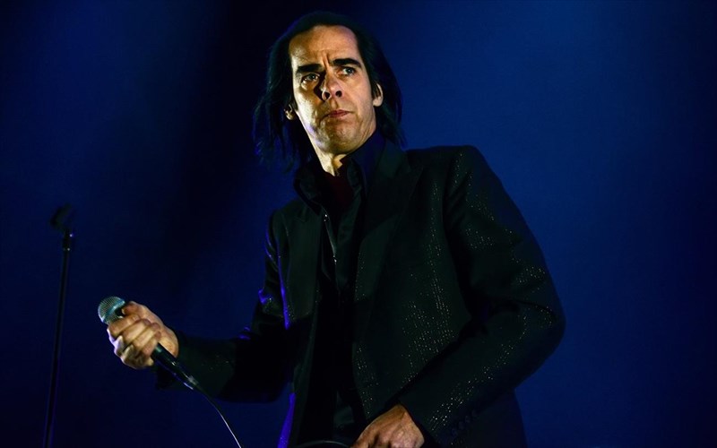proti-sunenteuksi-tou-nick-cave-meta-ton-thanato-tou-giou-tou