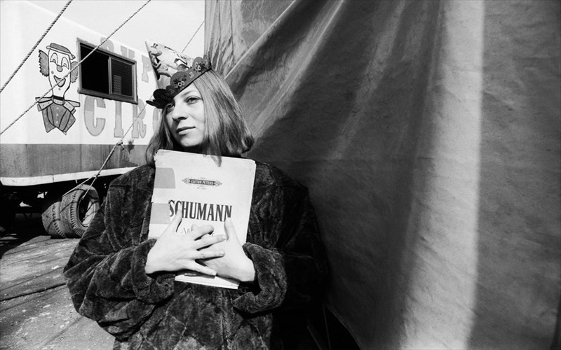 lena-platonos-retrospektiba-sto-six-dogs