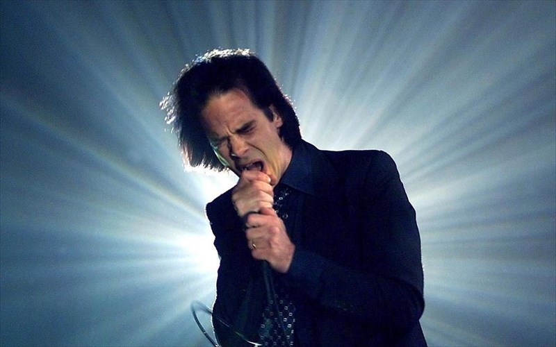 nearos-postarei-selfie-me-ton-nick-cave-xoris-na-gnorizei-gia-poion-prokeitai