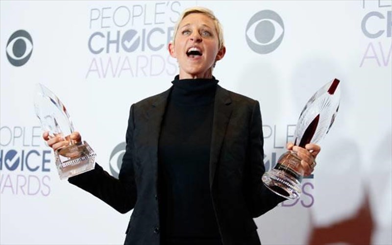 ta-peoples-choice-awards-apotheosan-ellen-degeneres-kai-tom-hanks