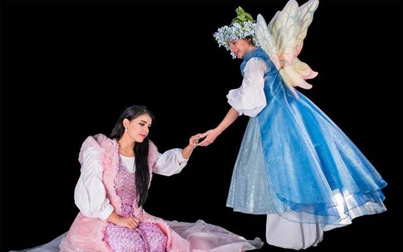 i-karmen-rouggeri-bgainei-periodeia-me-ton-magiko-aulo