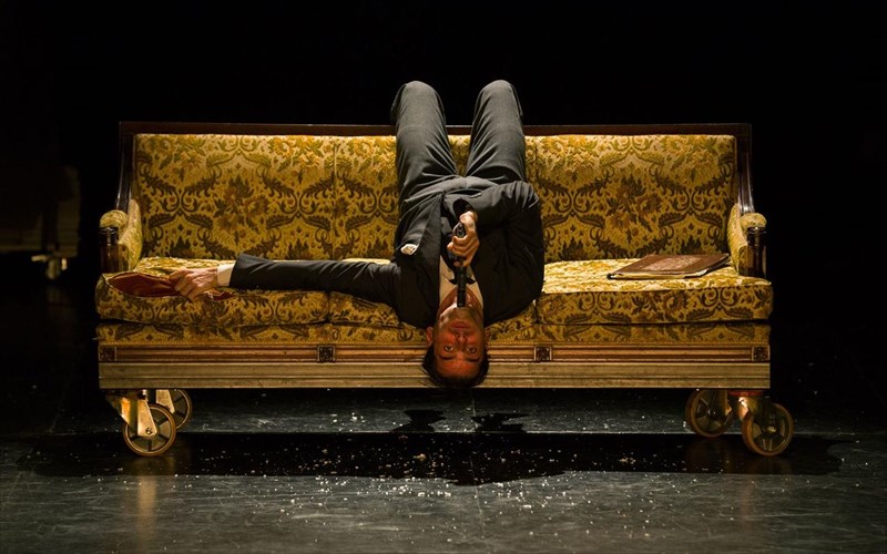 kerdiste-proskliseis-gia-tin-parastasi-mauro-xioni-to-imerologio-enos-makariti-to-imerologio-enos-makariti